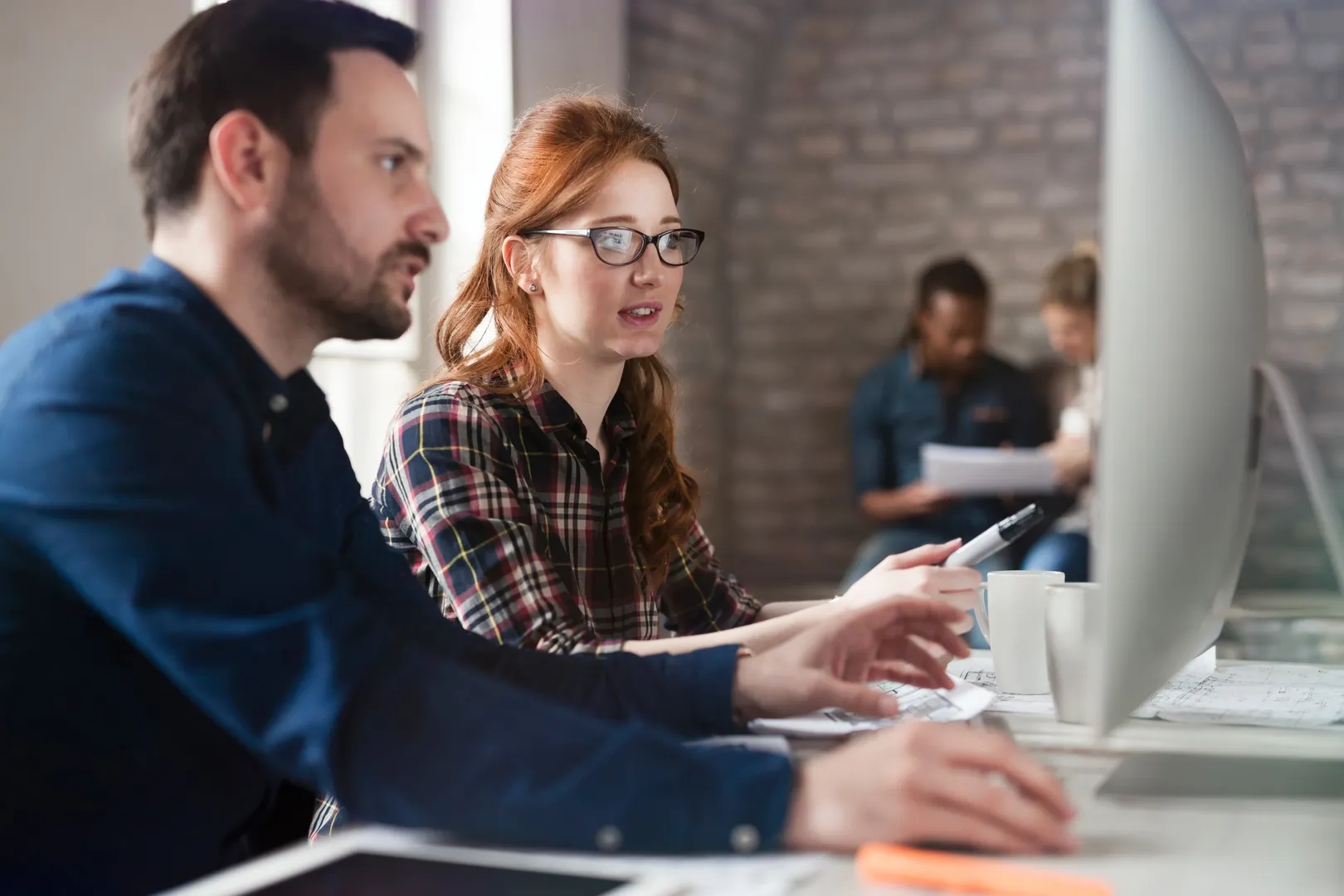 Zwei Personen vor dem Monitor