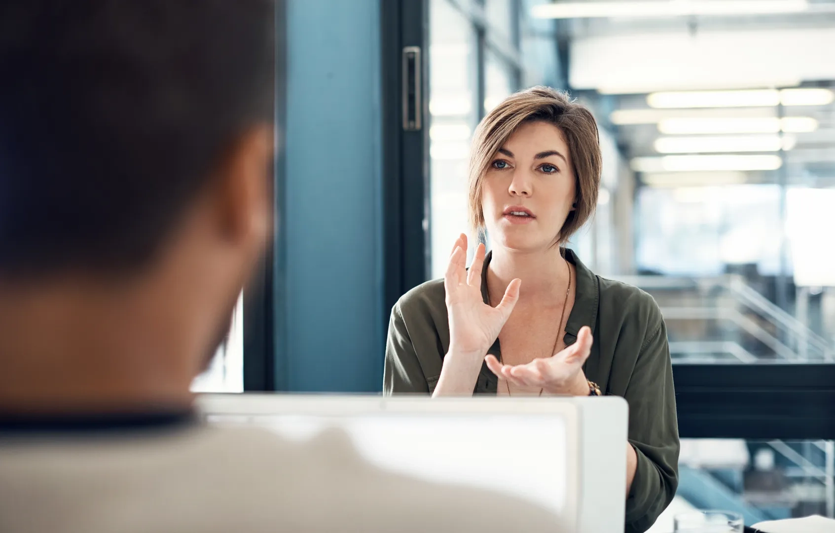 Frau im Dialog mit ihren Kollegen