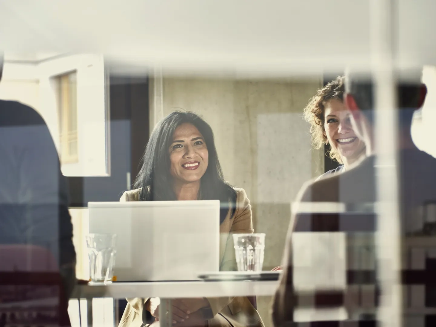 Mitarbeiterin der Mercedes-Benz Group Services hinter einem Laptop