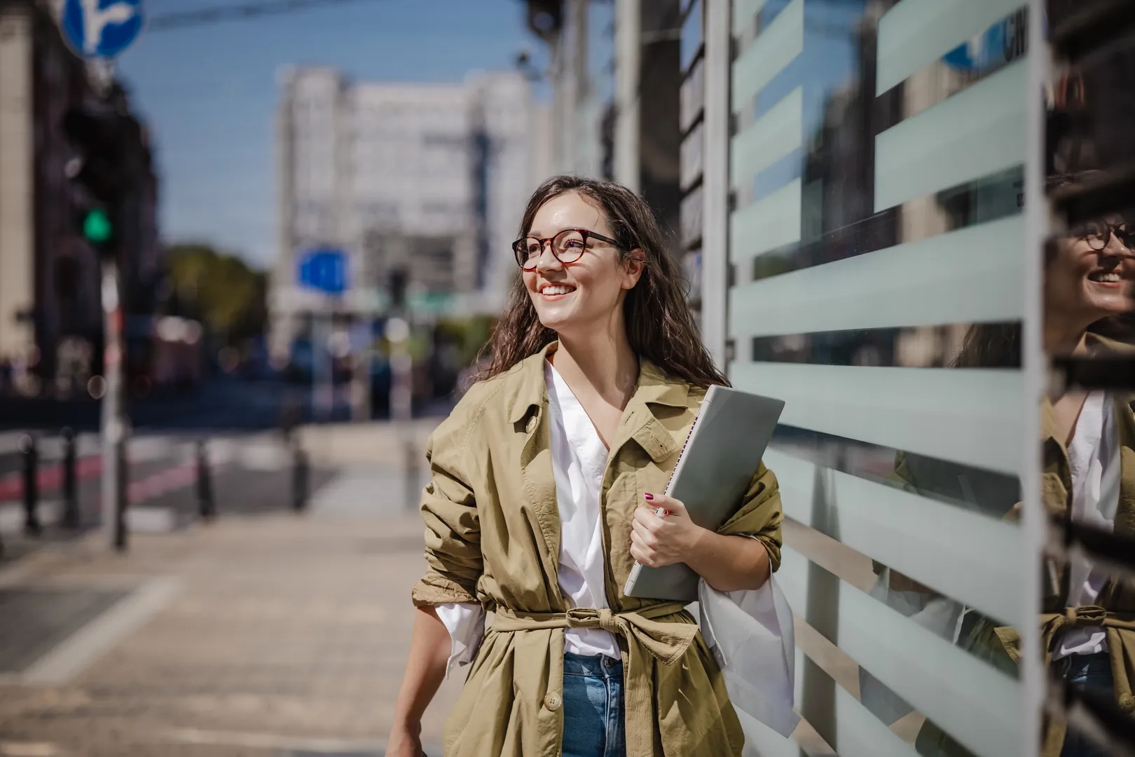 Frau mit Laptop im Arm