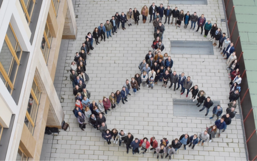 Mitarbeiterbild der Mercedes-Benz Group Services Berlin aus der Vogelperspektive, stellt Mercedes Benz-Stern dar